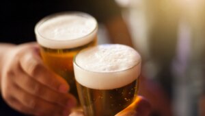 si ves esto en tu cerveza, no te la bebas
