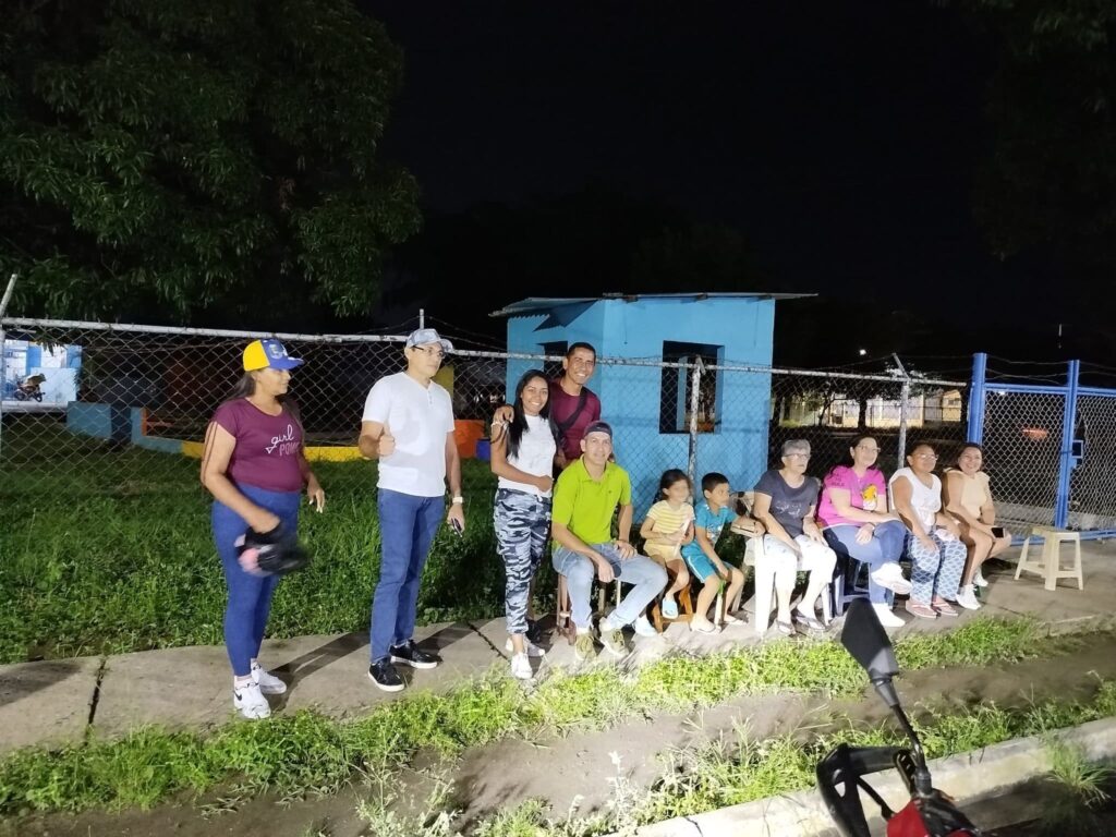 venezolanos hacen fila en los centros de votación desde este 27 de julio