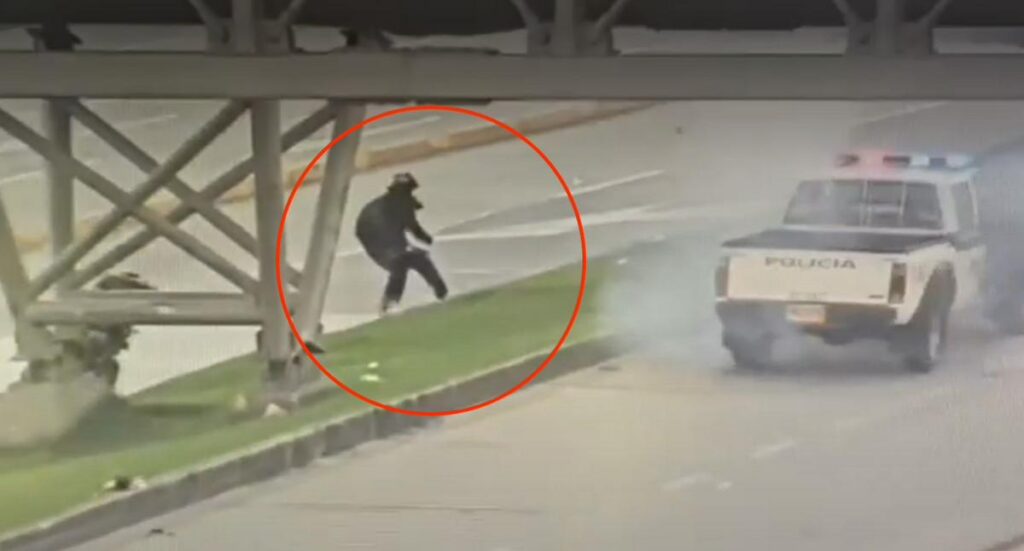 video de encapuchados intentando quemar patrulla de Policía