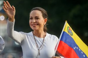"¡Eres una dura!": María Corina Machado sobrepasa a pie y en moto bloqueos policiales para proseguir su campaña