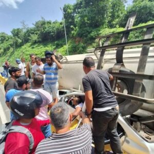 ¡Volvió a nacer! Gandola volcó en la ARC y aplastó un vehículo