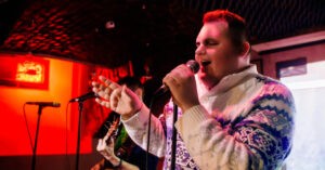 ¿Becerro? Chamo que sabe cantar asiste a karaoke