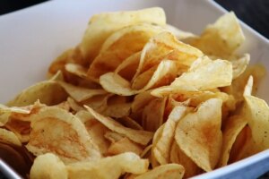 ¿El fin de las patatas fritas con sabor a jamón? La Unión Europea las prohibirá por este motivo