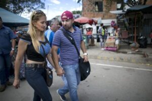 Alcaldes colombianos en alerta piden políticas para enfrentar eventual ola migratoria venezolana - AlbertoNews