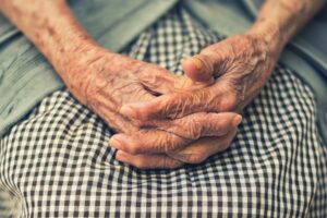 Los humanos envejecen de manera drástica en dos etapas: a los 44 y a los 60