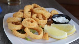 El sencillo truco para que los calamares rebozados queden realmente tiernos