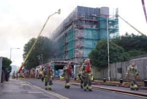 Un gran incendio en un edificio de Londres obliga a evacuar a un centenar de personas