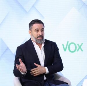 Abascal anuncia que citará como testigos a CEO de empresas relacionadas con su esposa si Sánchez no aclara si les llamó
