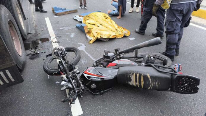 Accidente dejó dos muertos y un herido de gravedad en autopista de Caracas