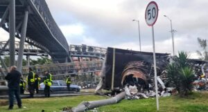 Accidente hoy en Bogotá con tractomula volcada en autopista Norte ahora