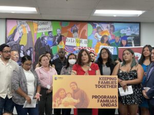 Activistas condenan la demanda contra el plan de regularización de inmigrantes de Biden - AlbertoNews