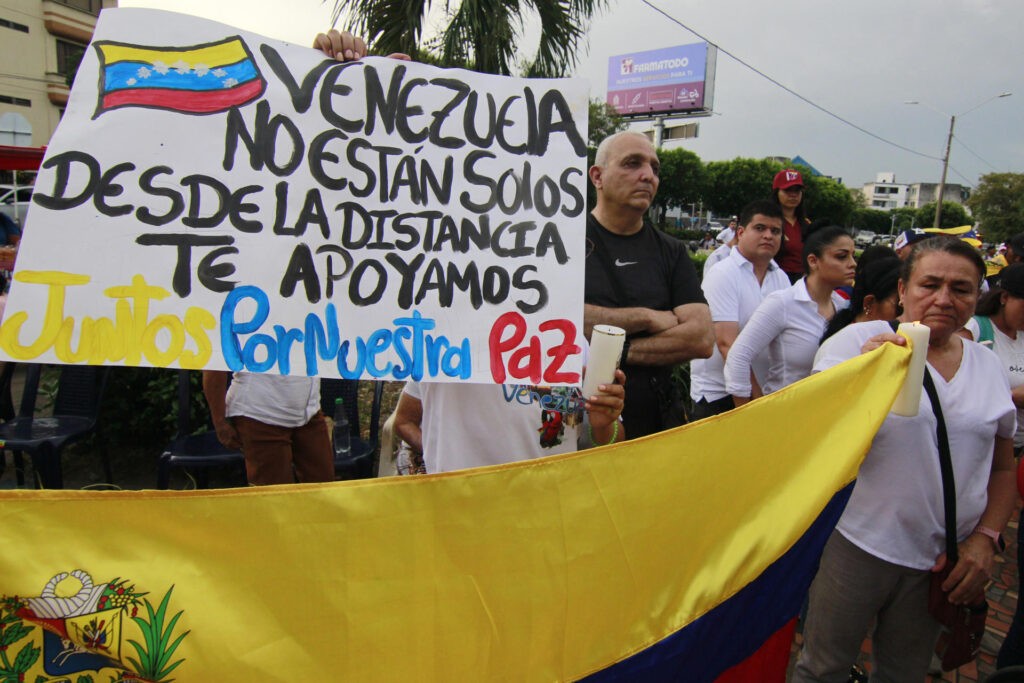 Al grito de 'no tenemos miedo', venezolanos en Colombia apoyan a González Urrutia - AlbertoNews
