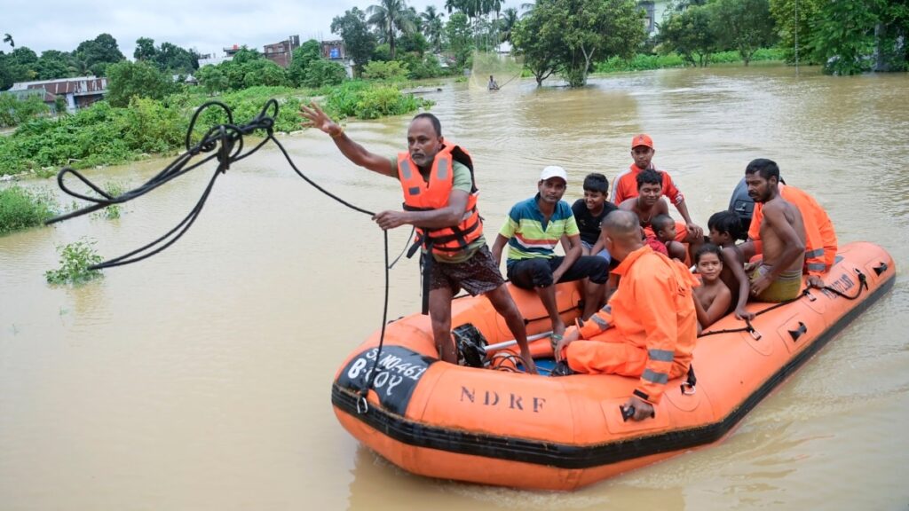 Al menos 15 muertos y miles de personas aisladas por inundaciones en Bangladesh y la India