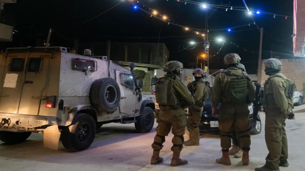 Al menos 30 palestinos detenidos en redadas de fuerzas israelíes en Cisjordania