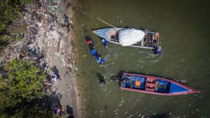 Al menos 300 pescadores paralizaron sus labores por el verdín en el lago de Maracaibo