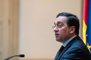 Albares confirma nuevos contactos con el Gobierno de Maduro y la oposición venezolana