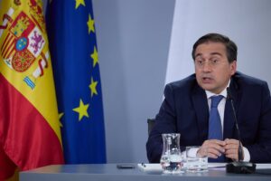 Albares no ve "responsable" reconocer ya a González y abre la puerta a sanciones si Maduro no publica las actas