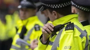 Alborotadores de extrema derecha se enfrentan a la policía en Reino Unido