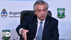 Allanan vivienda e incautan celular a expresidente argentino – DW – 10/08/2024