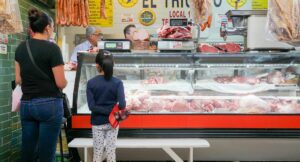 Anuncio para personas que comen carne en Colombia por subida de precio