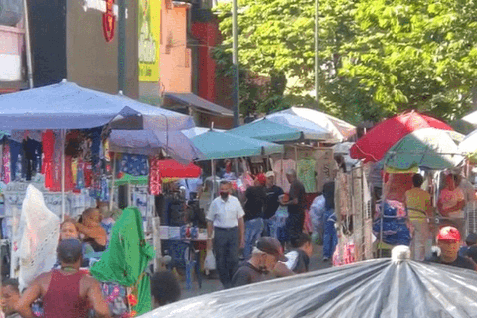 Apagón no detuvo el comercio informal pero sí mermó presencia de peatones en la calle