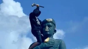 Aprehendido tras derribar estatua de Chávez en Coro (+Video)