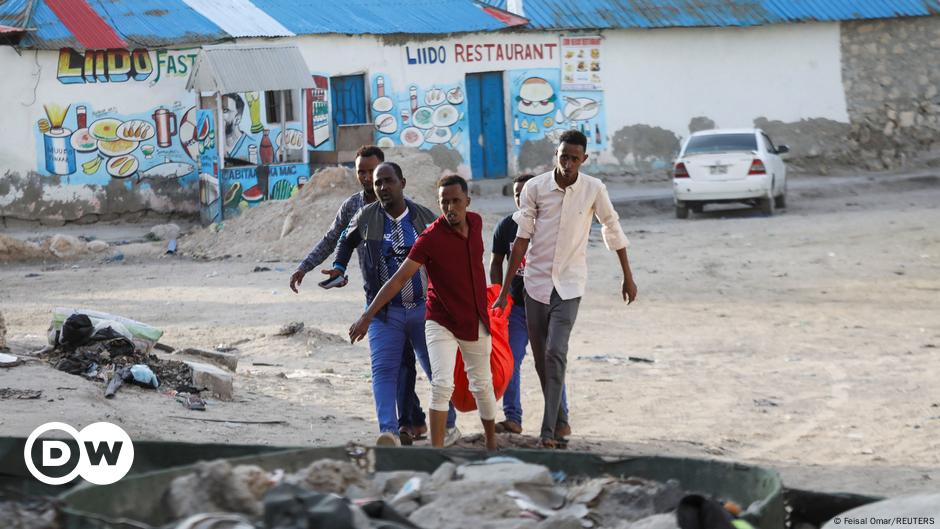 Atentado deja al menos 32 muertos en playa de Somalia – DW – 03/08/2024