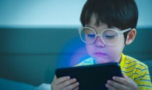 Aumenta la miopía en niños por el uso de dispositivos electrónicos