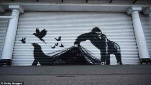 Banksy dibuja un gorila, su novena obra del zoo de Londres