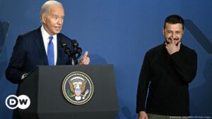 Biden habla con Zelenski y le anuncia nueva ayuda militar – DW – 23/08/2024
