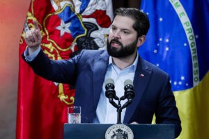 Boric dice "no tener dudas" de que Maduro "trató de cometer fraude"