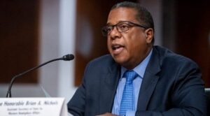 Brian Nichols dice que nueva ley "sólo aislará aún más a Maduro"