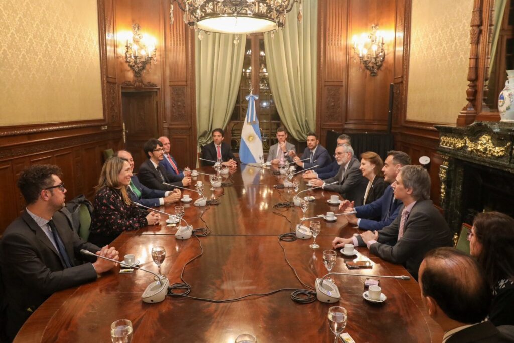 Canciller de Argentina se reúne con los diplomáticos expulsados de Venezuela y destacó su "profesionalismo en ejercicio de su labor en momentos tan críticos" - AlbertoNews
