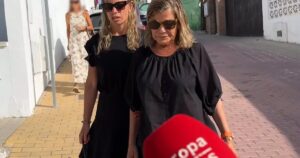 Cari Lapique y sus hijas, devastadas tras la inesperada muerte de Carlos Goyanes, acuden al tanatorio