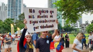Centenares de venezolanos se manifiestan en Panamá en rechazo al "fraude" electoral - AlbertoNews
