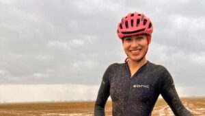 Ciclista fue aplastada por un bafle gigante a pocos segundos de llegar a la meta