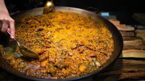 Cinco trucos para hacer la paella perfecta según la persona que más sabe de arroz de Valencia del mundo