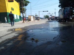 Colapsa tubería de aguas residuales