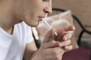 Combinar tabaco y vapeo cuadruplica el riesgo de cáncer de pulmón