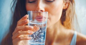 Cómo eliminar los microplásticos del agua fácilmente