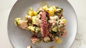 Cómo preparar en casa el salpicón veraniego de pulpo y berberechos que está conquistando las redes