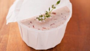 Cómo preparar mantequilla al vino tinto, un acompañamiento perfecto para carnes a la parrilla