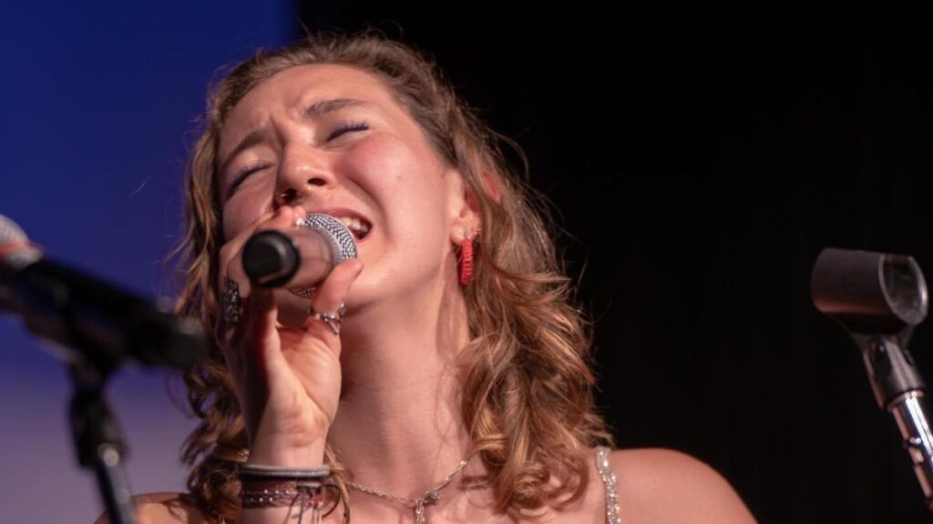 Con una fusión única de jazz y folclore latinoamericano, Manuela Sánchez presenta su nuevo sencillo 'Mamá'