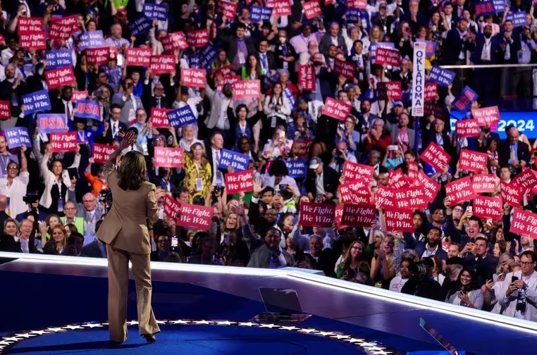 "Cuando luchamos, ganamos": Kamala Harris, quien aparece por sorpresa primer día de la convención demócrata - AlbertoNews