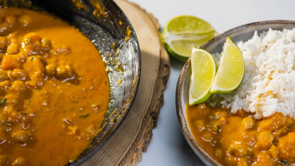 Curry de pollo con garbanzos y cacahuetes, una receta llena de sabor por cinco euros la ración