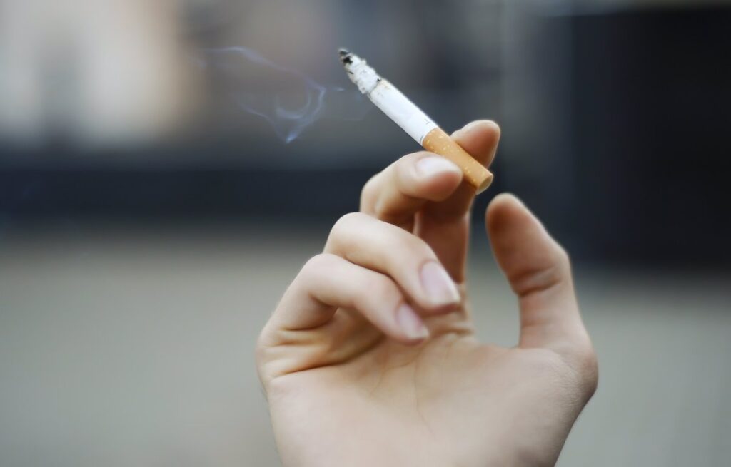 Dejar de fumar reduce casi a la mitad el riesgo de sufrir un ataque cardíaco, pero reducir el consumo no sirve