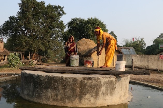 Depender de un pozo para el agua de siete familias y 400 búfalos, común en Nepal