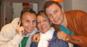 Desempolvan foto vieja de Mauricio Leal con su hermano Jhonier en su juventud