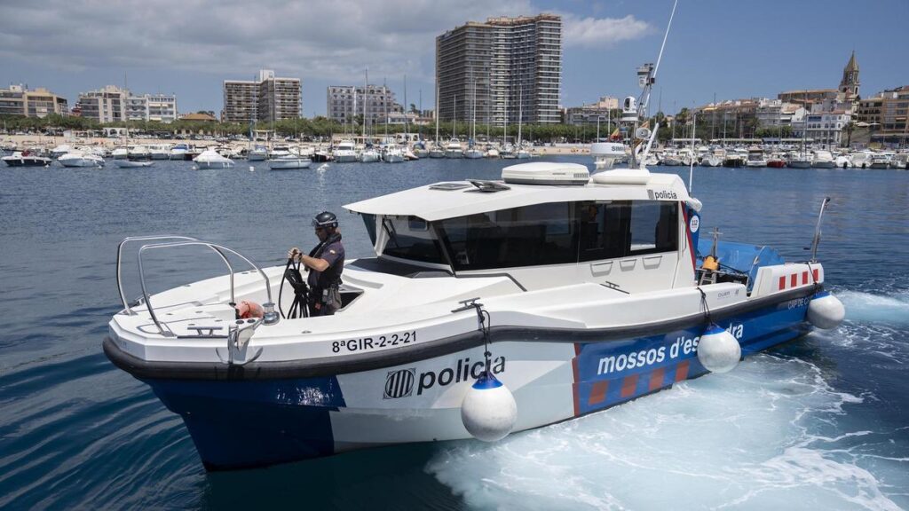 Despliegue de la Unidad Marítima de los Mossos por la costa catalana