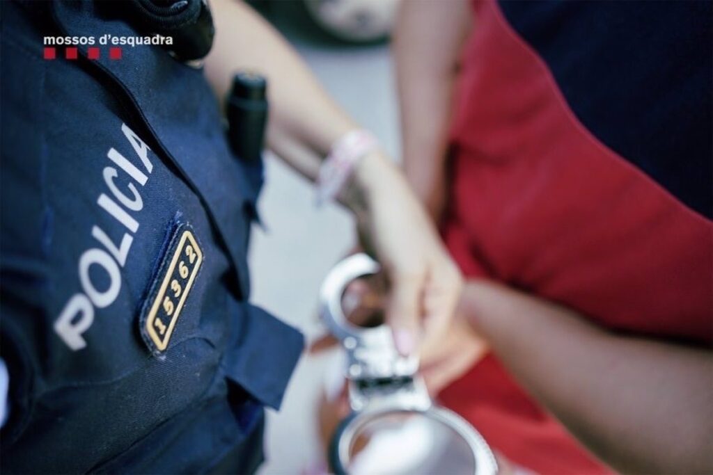 Detenidos dos hombres por presuntamente apuñalar a dos personas después de un robo en Barcelona